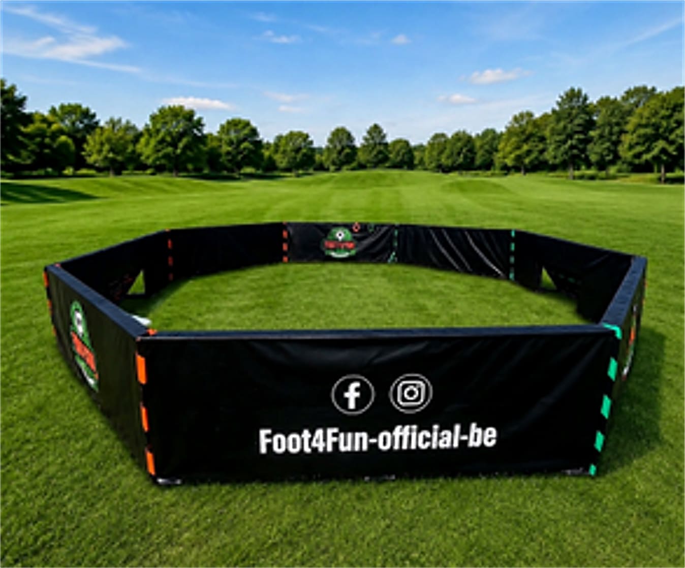 L’Arène Panna Foot4Fun installée sur un terrain en herbe