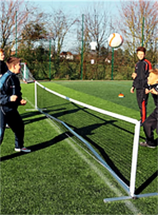 Partie de Foot-Tennis entre jeunes joueurs