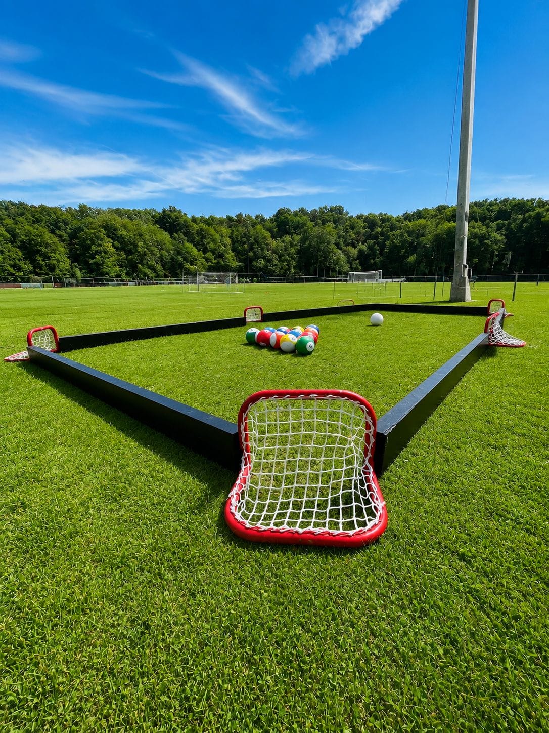 Le module Foot-Billard Foot4Fun, tapis de jeu au sol avec ballons colorés et filet